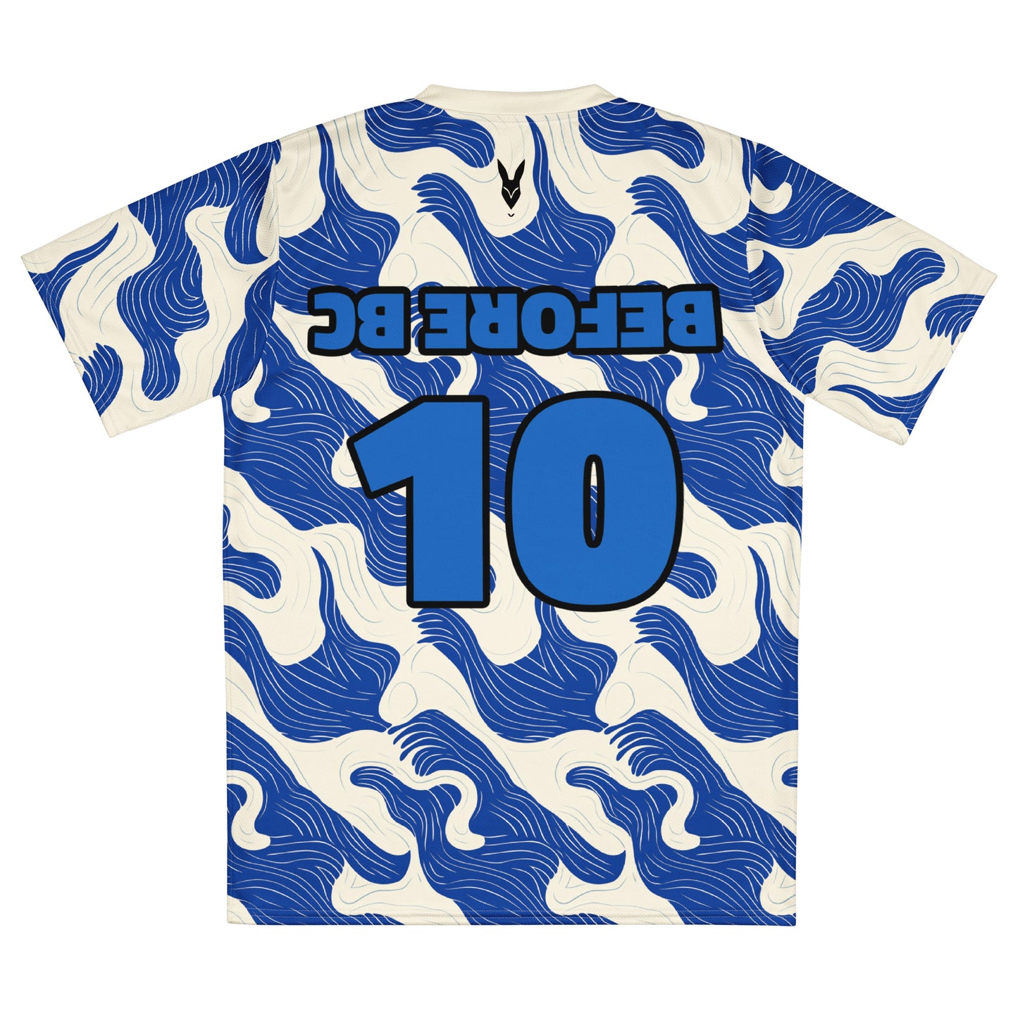 قميص كرة قدم أزرق وأبيض مستوحى من الأمواج - مثالي لمحبي الثقافة الرياضية السعودية